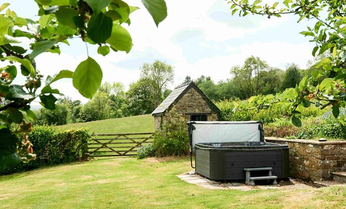Onnen Fawr Farmhouse Hot Tub